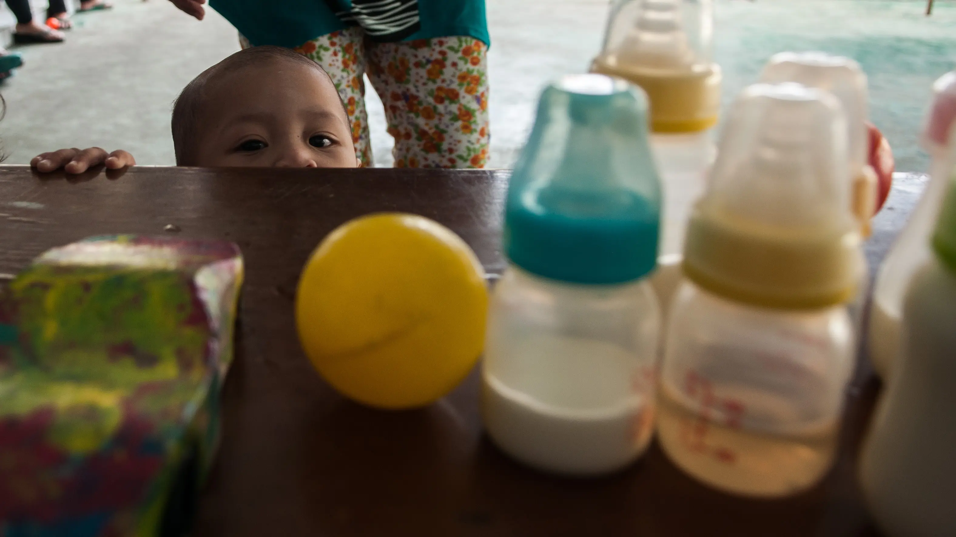 Anak dari salah satu warga binaan Lapas Pondok Bambu sedang bermain di halaman lapas (Liputan6.com/Yoppy Renato)