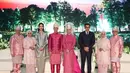 Tampilan elegan ibu Menpar Widi Wardhana yang mengenakan kebaya kutubaru glossy warna biru teal yang segar. [@widi.wardhana].