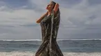 Ariel Tatum dikenal publik sebagai selebritas yang cantik dan memiliki badan ideal. Badan ideal Ariel Tatum terkadang bikin gagal fokus netizen. Seperti saat ia berpose candid di pantai yang memperlihatkan sisi menawan Ariel ketika menikmati suasana syahdu deburan ombak. (Liputan6.com/IG/@arieltatum)
