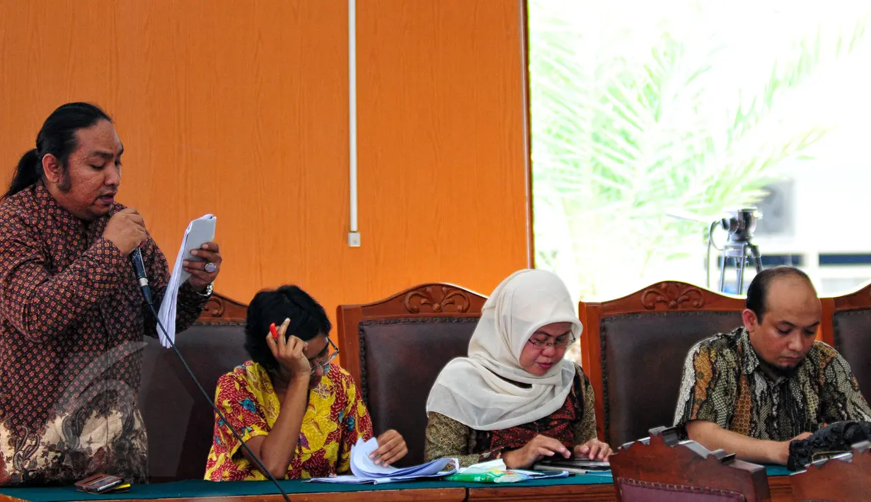 Tim kuasa hukum KPK saat membacakan permohonan praperadilan di PN Jakarta Selatan, Jumat (29/5/2015). Novel dan kuasa hukum KPK membacakan surat permohonan praperadilan terkait penangkapannya oleh pihak Bareskrim Polri. (Liputan6.com/Yoppy Renato)