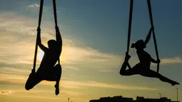 Anggota Teater Sirkus Triko menampilkan tarian hammock di udara dengan menggantung dari Jembatan Mladost di atas Sungai Sava, Zagreb, Kroasia, 11 Juni 2020. (Xinhua/Pixsell/Borna Filic)