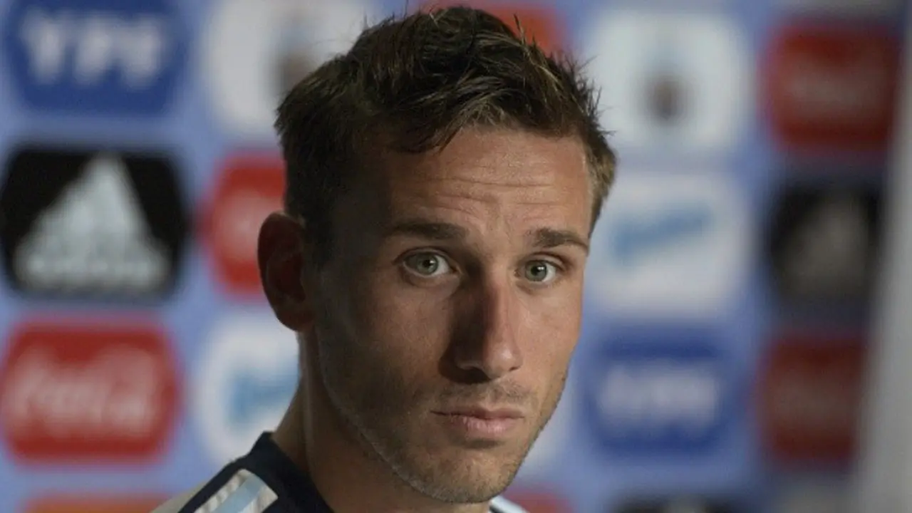 Gelandang asal Argentina, Lucas Biglia, menjalani segera mengenakan seragam AC Milan.