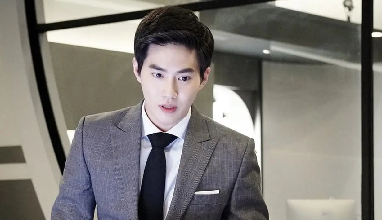 Suho merupakan leader dari EXO, ia terlihat begitu tampan saat mengenakan jas. Tatapannya yang serius membuat dirinya tampak menawan. (Foto: soompi.com)