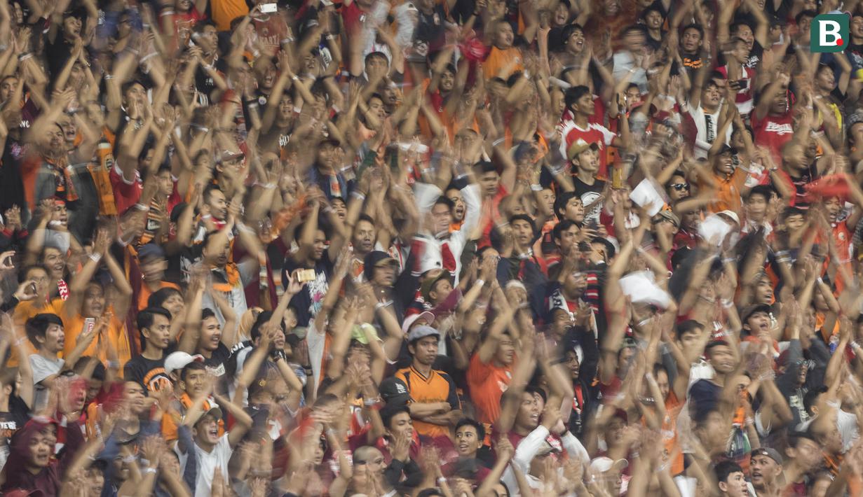 Suporter Persija Jakarta, The Jakmania, melakukan koreografi ketika memberikan dukungan saat melawan Bali United pada final Piala Presiden di SUGBK, Jakarta, Sabtu (17/2/2018). Persija menang 3-0 atas Bali United. (Bola.com/Vitalis Yogi Trisna)