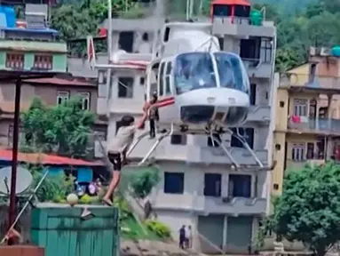 Helikopter mengevakuasi korban evakuasi  selamat setelah banjir bandang di sepanjang Sungai Trishuli di distrik Nuwakot, Nepal, Rabu, 26 Agustus 2026. (AFP/ Nepalese Army)