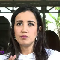 Andi Soraya tidak pernah takut membesarkan tiga orang anaknya seorang diri. Ia yakin bahwa segala sesuatunya sudah diatur oleh Yang Maha Kuasa. Resmi bercerai, kini Andi Soraya tinggal di kontrakan sang anak.