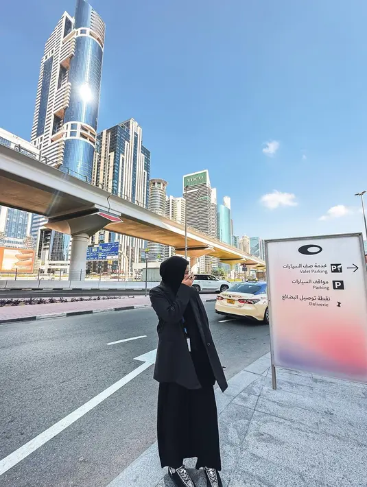 Sintya Marisca terlihat edgy padukan abaya hitam dengan blazer dan sneakers hitam putih [@sintyamarisca]