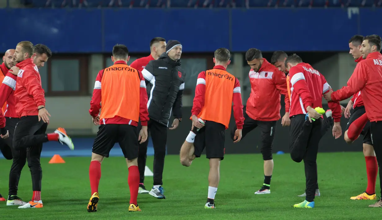 Para pemain Timnas Albania menjalani sesi latihan pemanasan di bawah arahan pelatih fisiknya. (Bola.com/Reza Khomaini)