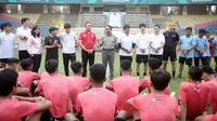 Menpora RI, Zainudin Amali, memberi arahan kepada pemain Timnas Indonesia U-19 usai sesi latihan di Stadion Wibawa Mukti, Cikarang, Senin (13/1/2020). Sebanyak 51 pemain mengikuti seleksi untuk memperkuat skuat utama Timnas Indonesia U-19. (Bola.com/M Iqb
