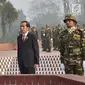 Presiden Joko Widodo didampingi pasukan kehormatan Bangladesh mengheningkan cipta selama satu menit di National Martyrs’ Memorial di Savar, Bangladesh (28/1). (Liputan6.com/Pool/Rusman Biro Pers Setpres)