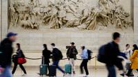 Wisatawan melewati Stasiun 30th Street di Philadelphia, Pennsylvania, Amerika Serikat (AS), Rabu (22/11/2023). Terlepas dari inflasi dan kenangan akan krisis perjalanan selama musim liburan tahun lalu, warga AS diperkirakan akan melakukan perjalanan lewat udara dan jalan raya dalam jumlah besar selama liburan Thanksgiving Day. (AP Photo/Matt Rourke)
