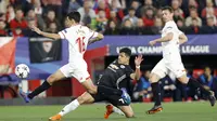 Aksi pemain Manchester United, Alexis Sanchez berusaha merebut bola dari kaki pemain Sevilla, Jesus Navas pada laga 16 besar Liga Champions di Ramon Sanchez Pizjuan stadium, Seville, (21/2/2018). Babak pertama berakhir imbang 0-0.(AP/Miguel Morenatti)
