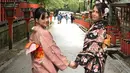 Momen kebersamaan Zara eks JKT48 bersama sang ibunda, Sofia Yulinar saat berlibur di Jepang. Saking dekatnya hubungan mereka, ibu dan anak ini seperti sahabatan saja.  (Liputan6.com/IG/@iamopay)