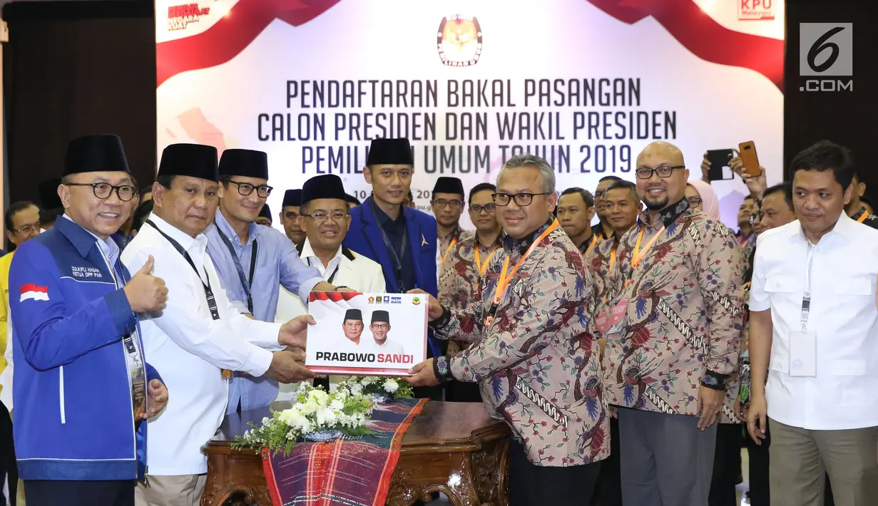 Bakal Capres/Cawapres Pemilu 2019, Prabowo Subianto (kedua kiri) dan Sandiaga Uno menyerahkan berkas syarat pencalonan kepada Ketua KPU, Arief Budiman di Gedung KPU, Jakarta, Jumat (10/8). (Liputan6.com/Helmi Fithriansyah)