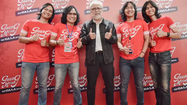 Foto bersama Iwan Fals dan T-KOES Band (dok. Gaung Merah/Winda Syifa Sahira)