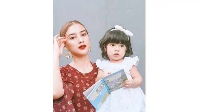 Rayakan Ulang Tahun ke-2, Ini 6 Potret Kedekatan Fita Anggriani dengan Baby Emma