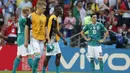 Mesut Ozil dengan tatapan kosong melihat setelah timnya kalah 0-2 dari Korea Selatan pada laga grup F Piala Dunia 2018 di Kazan Arena, Kazan, Rusia, (27/6/2018). Kekalahan tersebut membuat Jerman gagal melju ke babak 16 besar. (AP/Frank Augstein)