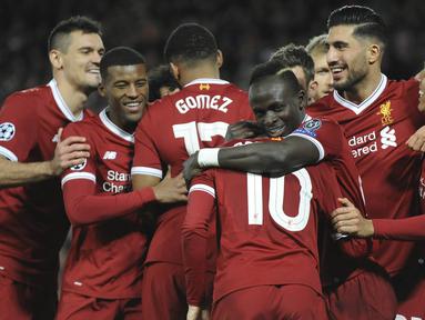Para pemain Liverpool merayakan gol yang dicetak Philippe Coutinho ke gawang Spartak Moskow pada laga Liga Champions di Stadion Anfield, Liverpool, Rabu (6/12/2017). Liverpool menang 7-0 atas Spartak. (AP/Rui Vieira)