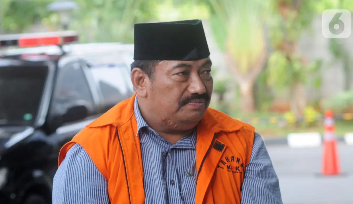 Swasta penyuap Bupati Indramayu Supendi, Carsa AS tiba di Gedung KPK, Jakarta, Jumat (1/11/2019). Carsa AS diperiksa sebagai tersangka untuk melengkapi berkas terkait memberi suap pengaturan proyek di lingkungan Pemerintah Kabupaten Indramayu tahun 2019. (merdeka.com/Dwi Narwoko)