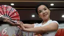 Model memamerkan kerajinan tradisional Tiongkok saat perayaan Tahun Baru Imlek, Jakarta, Kamis (18/2/2016). Madame Xie Feng (istri duta besar Cina untuk Indonesia) mengadakan pesta perayaan Imlek di Jakarta. (Liputan6.com/Helmi Fithriansyah)