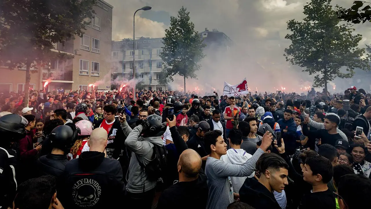 Ratusan suporter Ajax Amsterdam memberikan dukungan bagi kesembuhan Appie Nouri