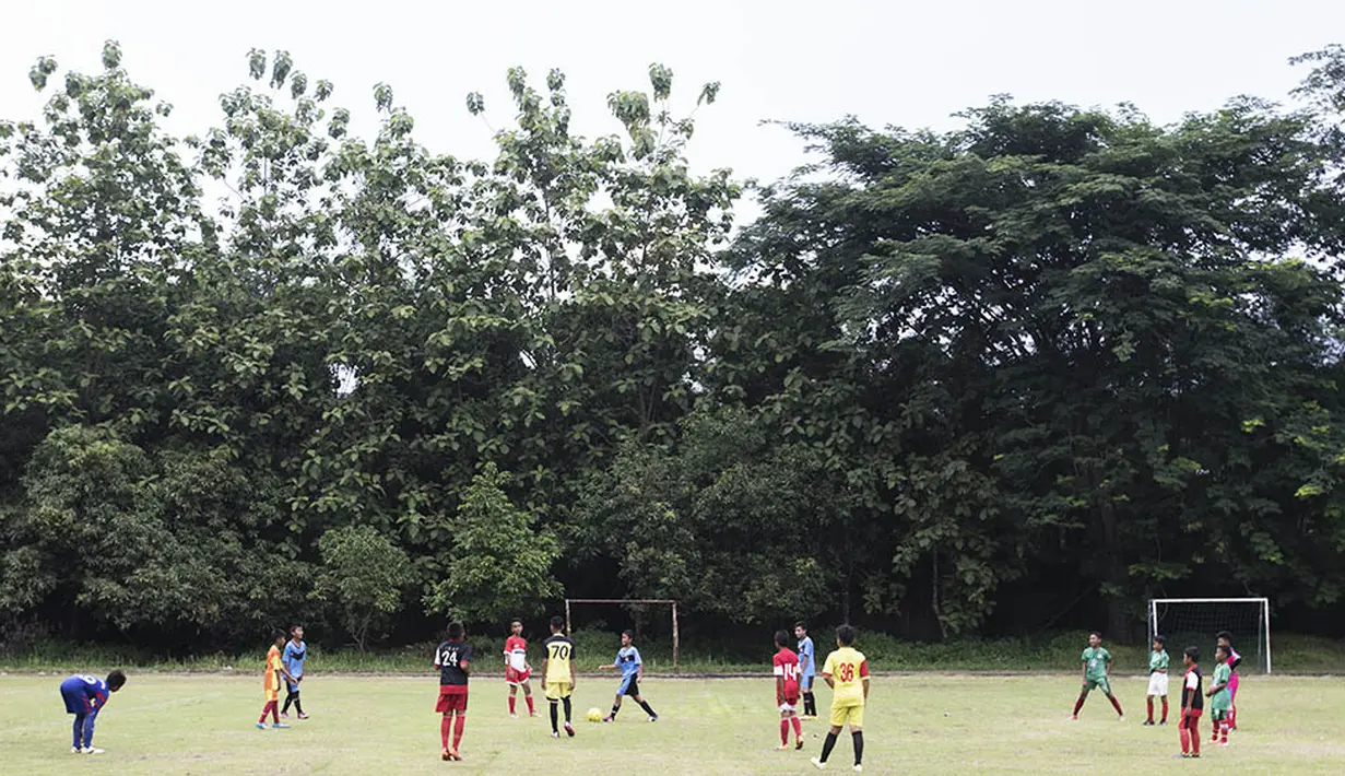 Para pesepak bola muda antusias mengikuti eksebisi pertandingan yang disaksikan pelatih Bali United, Indra Sjafri, di Lapangan MAN Insan Cendikia, Tangerang, Jumat (8/1/2016). (Bola.com/Vitalis Yogi Trisna)