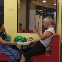 Tak kalah dari anak muda, pasangan tua tampak asyik menikmati sesi kencannya di sebuah sudut restoran. (Foto: facebook.com/ViralPhotosOfficial)