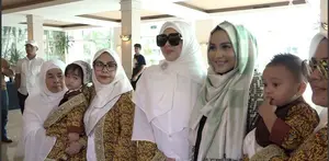 Sebelum berangkat umroh, ini momen yang terjadi antara Syahrini dengan pemilik first travel.
