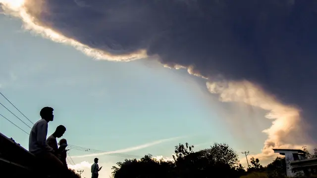 Kembali Erupsi, Tinggi Kolom Abu Gunung Lewotobi Laki-Laki Capai 18.000 Meter