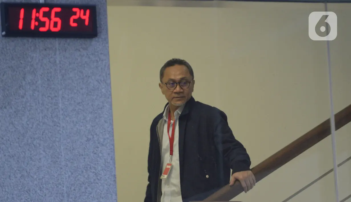 Ketum PAN Zulkifli Hasan turun akan menjalankan Salat Jumat di sela-sela pemeriksaan oleh penyidik di Gedung KPK, Jakarta, Jumat (14/2/2020). Zulkifli Hasan diperiksa sebagai saksi untuk tersangka korporasi PT Palma Satu terkait kasus alih fungsi hutan Riau pada tahun 2014. (merdeka.com/Dwi Narwoko)