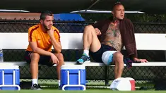 Pemain AS Roma, Radja Nainggolan (kanan) terlihat santai saat melakukan sesi latihan bersama rekan-rekannya pada tour pra musim di Ohiri Field, Cambridge, Massachusetts, (25/7/2016). (Maddie Meyer/Getty Images/AFP)