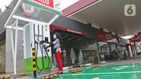 Petugas melakukan pengecekan mesin Stasiun SPKLU di SPBU Pertamina Fatmawati, Jakarta, Minggu (13/12/2020). SPKLU ini memiliki kemampuan fast charging 50 kW yang didukung berbagai tipe gun mobil listrik. (Liputan6.com/Herman Zakharia)