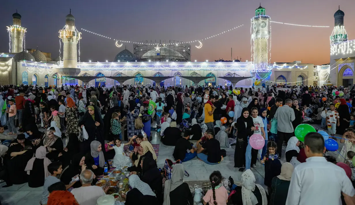 Banyak sekali hikmah yang dapat kita ambil dari Maulid Nabi Muhammad SAW. Di antaranya kedermawanan serta kemurahan hati, kesederhanaan, keadilan, ketekunan, hingga rasa cinta dan kasih sayang. (AP Photo/Hadi Mizban)
