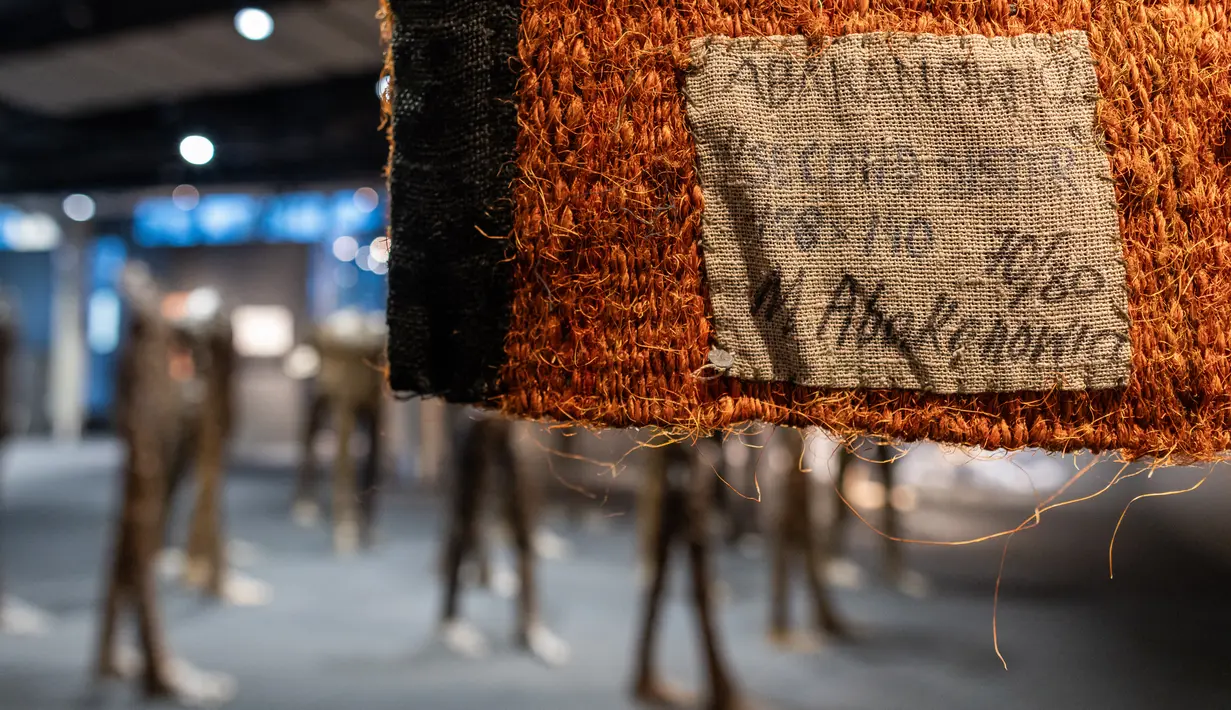 Abakanowicz, yang meninggal pada tahun 2017, terkenal dengan puluhan bahkan ratusan patung tanpa kepala tanpa nama yang menjulang tinggi dan sebelumnya telah terjual dengan harga jutaan dolar. (Wojtek Radwanski / AFP)