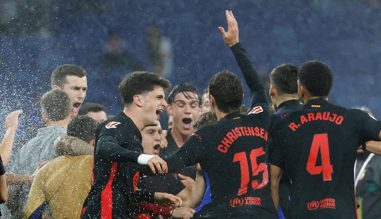 Saat para pemain dan staf pelatih Barca berkumpul di samping lingkaran tengah dan mulai berpesta. Pihak tuan rumah menyiramkan air ke lapangan yang membuat skuad Barca bubar hingga masuk ke ruang ganti pemain. (AP Photo/Joan Monfort)