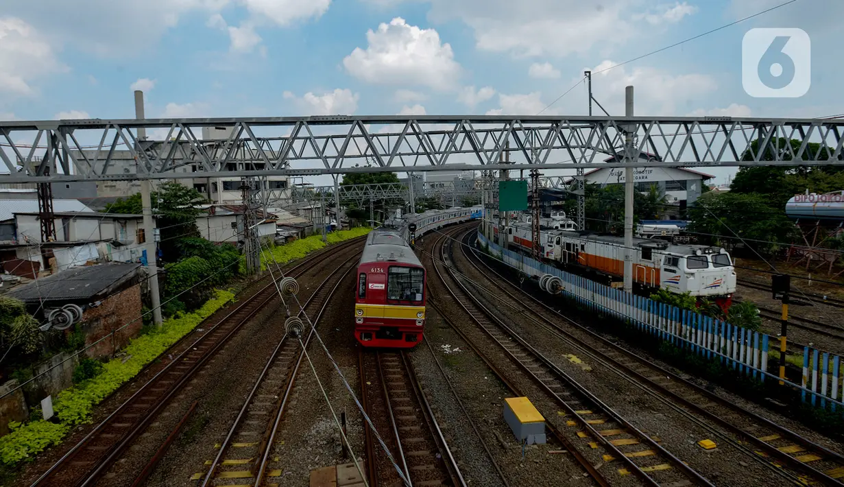 Kereta Rel Listrik (KRL) Commuter line melintas di Stasiun Klender, Jakarta, Kamis(16/4/2020). Kereta rel Listrik Commuter line untuk wilayah Jabodetabek direncanakan akan diberhentikan mulai 18 April 2020. Penghentian dilakukan sementara setelah PSBB di wilayah Tangerang. (merdeka.com/Imam Buhori)