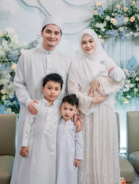 <p>Dalam acara akikah tersebut, tampak ada Yusuf dan Zayn terlihat hadir. Keduanya tampak akur dan kompak mengenakan putih-putih. [Instagram/hennyyrahman]</p>