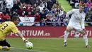 Gareth Bale saat mengecoh kiper Getafe Vicente Guaita pada lanjutan La Liga Spanyol di Stadion Colisseum Alfonso Perez, Getafe, Sabtu (16/4/2016) malam WIB. (AFP/Gerard Julien)