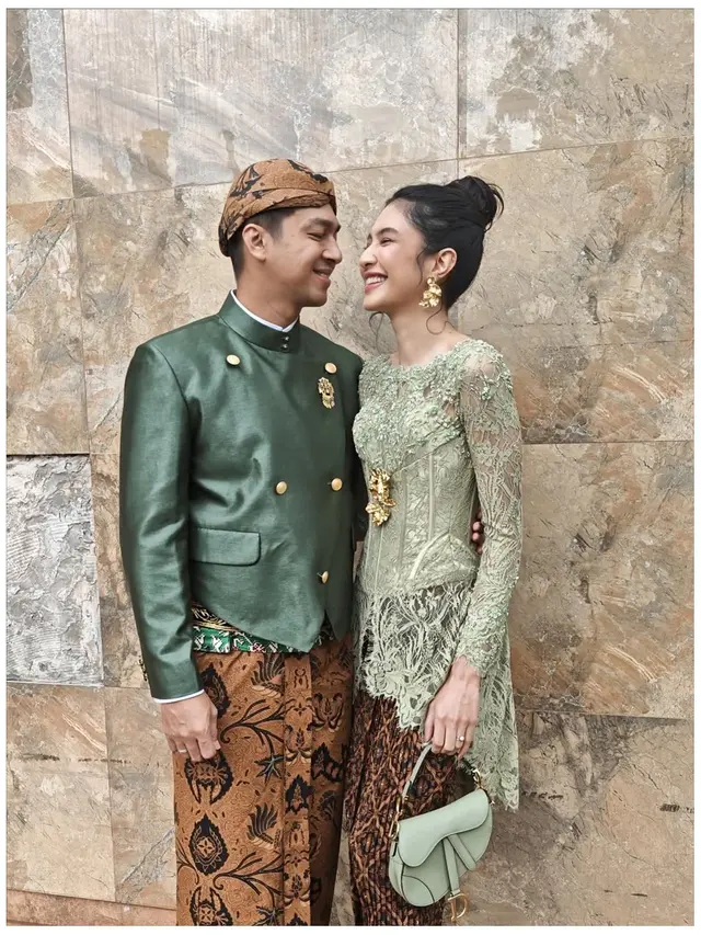 6 Potret Kebaya Mikha Tambayong di Nikahan Saudara, Sarimbit dengan Deva Mahenra