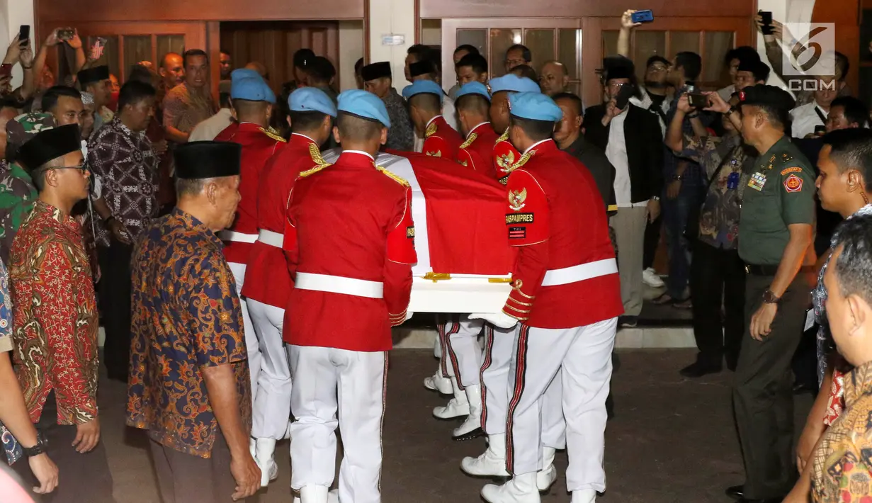 Anggota Paspampres mengangkat peti jenazah Presiden RI ke-3 BJ Habibie saat tiba di rumah duka Patra Kuningan Jakarta, Rabu (11/9/2019). Peti jenazah BJ Habibie diselimuti bendera Merah Putih dan disemayamkan di rumah duka sebelum dimakamkan di TMP Kalibata. (Liputan6.com/Angga Yuniar)