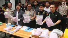Kabid Humas Polda Metro Jaya Kombes Pol Argo Yuwono menunjukkan barang bukti ekstasi pada rilis di Jakarta, Rabu (30/5). Polisi berhasil mengungkap 50.000 butir ekstasi jaringan Jerman-Jakarta yang melibatkan 10 tersangka. (Liputan6.com/Arya Manggala)