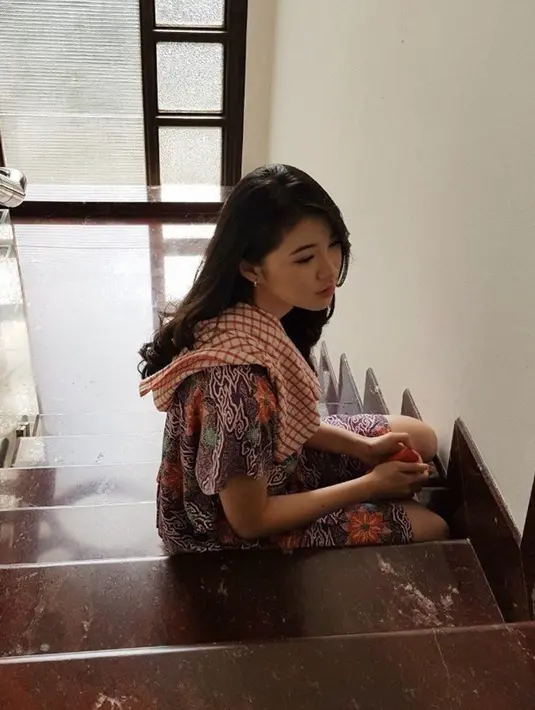 Gaya candid Shani JKT48 saat berfoto di anak tangga ini curi perhatian. Ia tampak sederhana dengan pakai daster dan membawa serbet di pundaknya. Foto ini pun banyak disukai fans JKT48. (Liputan6.com/IG/jkt48shani)