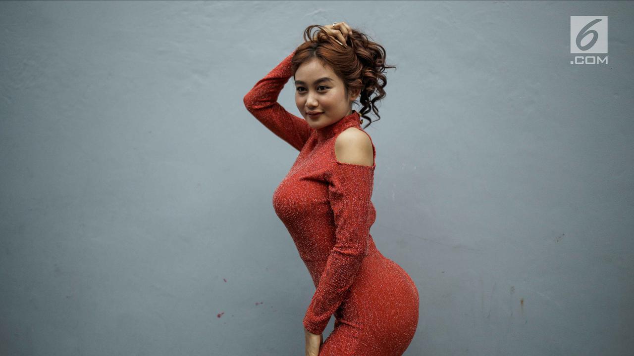 Pose Pamela Safitri Yang Bikin Para Pria Lemes