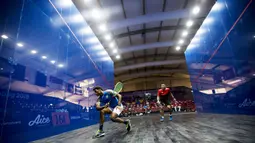 Atlet squash India, Saurav Ghosal, berusaha membalikan bola saat melawan Indonesia pada Asian Games XVIII di Lapangan Squash Senayan, Jakarta, Senin (27/8/2018). (Bola.com/Vitalis Yogi Trisna)