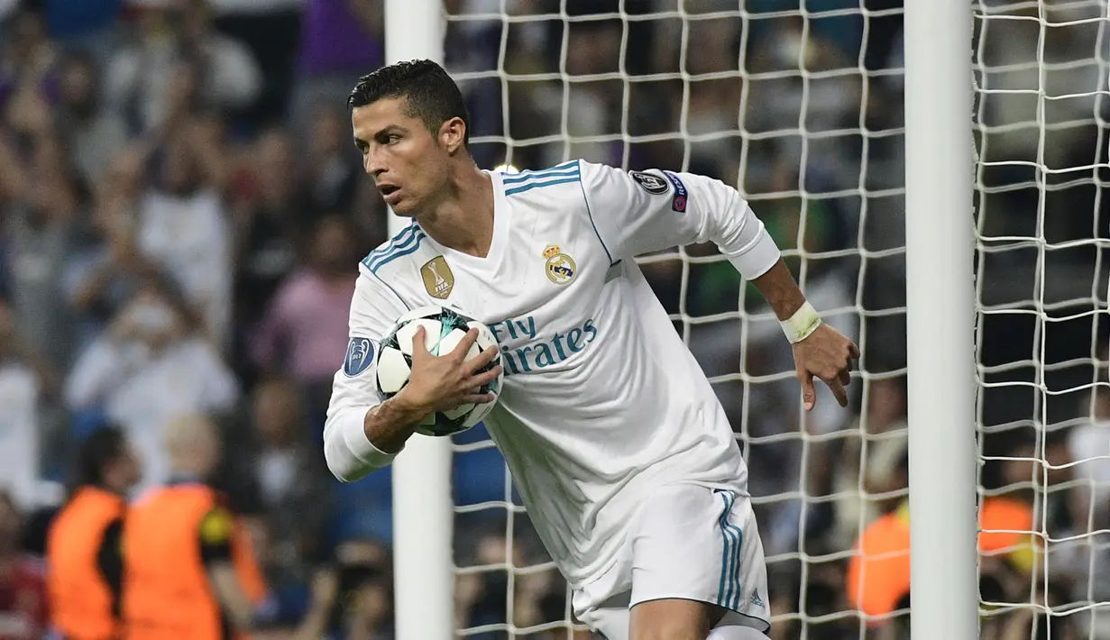 <p>Cristiano Ronaldo. Striker Manchester United asal Portugal berusia 37 tahun ini pernah memperkuat Real Madrid selama 9 musim mulai 2009/2010 hingga 2017/2018. Ia total tampil dalam 438 laga di semua ajang dengan torehan 450 gol dan 132 assist. Tercatat ia mampu tampil konsisten dengan mencetak di atas 40 gol mulai musim kedua hingga musim terakhirnya alias musim ke-9. (AFP/Pierre-Philippe Marcou)</p>