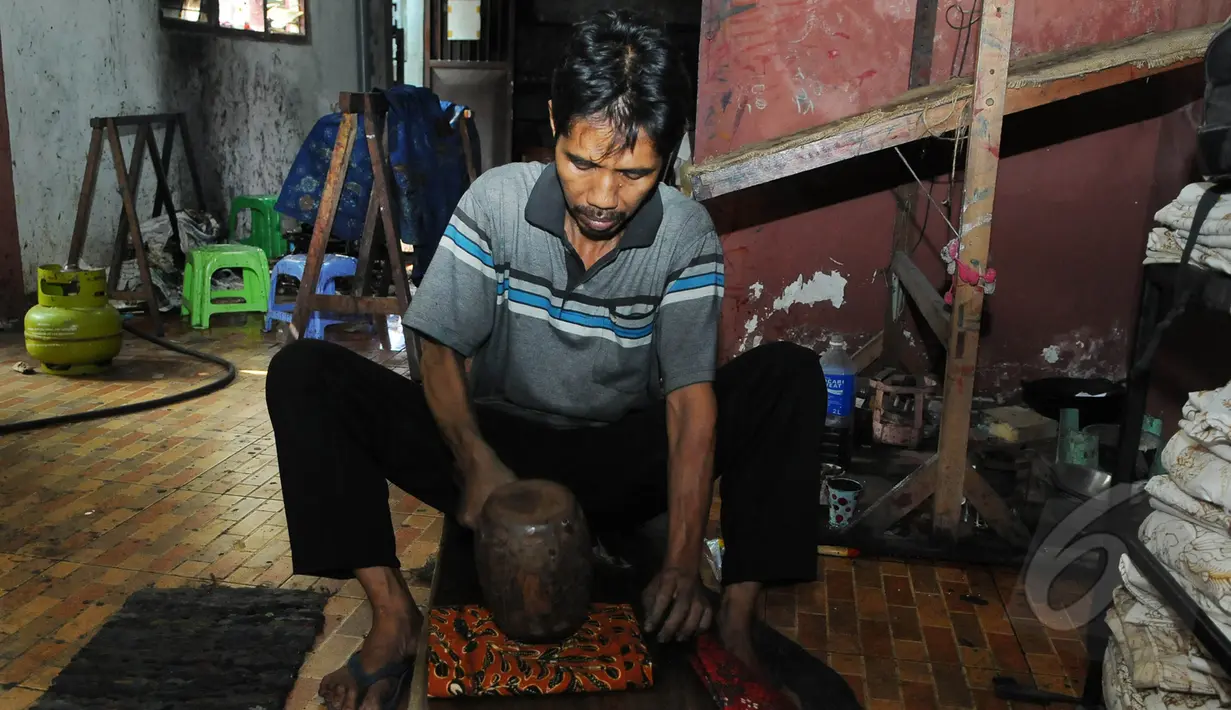 Tahapan selanjutnya dalam pembuatan batik Sidoarjo adalah dikemplong atau distrik, Sidoarjo, Jawa Timur, Selasa (24/3/2015). (Liputan6.com/Herman Zakharia)