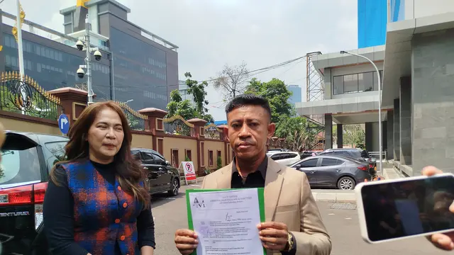 Yansen Ohoirat, penasihat hukum korban kasus pelecehan seksual yang diduga dilakukan mantan Rektor Universitas Pancasila, Edie Toet Hendratno, usai mendatangi Divisi Propam Mabes Polri pada Rabu (16/4/2025). (Liputan6.com/Ady Anugrahadi)