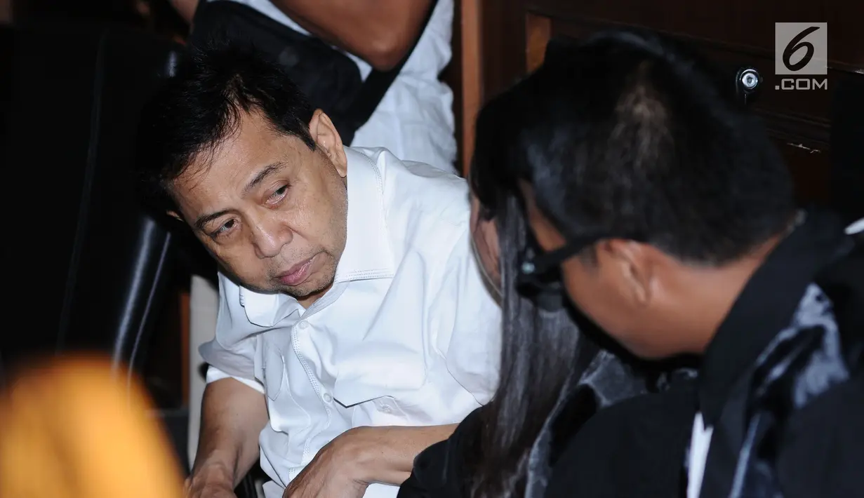 Tersangka korupsi proyek E-KTP Setya Novanto (tengah) berbincang dengan kuasa hukumnya jelang mengikuti sidang di Pengadilan Tipikor, Jakarta, Rabu (13/12). Sidang beragendakan pembacaan dakwaan Jaksa Penuntut Umum KPK. (Liputan6.com/Helmi Fithriansyah)