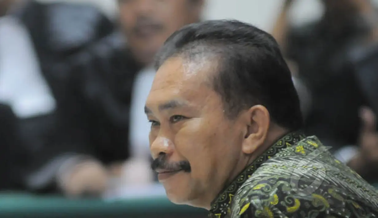 Tersangka kasus dugaan suap Hakim MK terkait Pilkada Kabupaten Tapanuli Tengah tahun 2011, Raja Bonaran Situmeang menjalani sidang perdana di Pengadilan Tipikor, Jakarta, Kamis (23/2/2015). (Liputan6.com/Herman Zakharia)