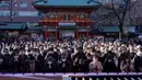 Orang-orang mengunjungi Kuil Kanda Myojin untuk berdoa Tahun Baru di Tokyo pada 4 Januari 2023.  Karyawan perusahaan, banyak yang mengenakan jas, berbondong-bondong ke kuil Kanda Myojin di pusat kota Tokyo untuk mempersembahkan doa tradisional untuk "bisnis yang baik" pada 4 Januari, hari kerja pertama tahun ini. (AFP/Kazuhiro Nogi)